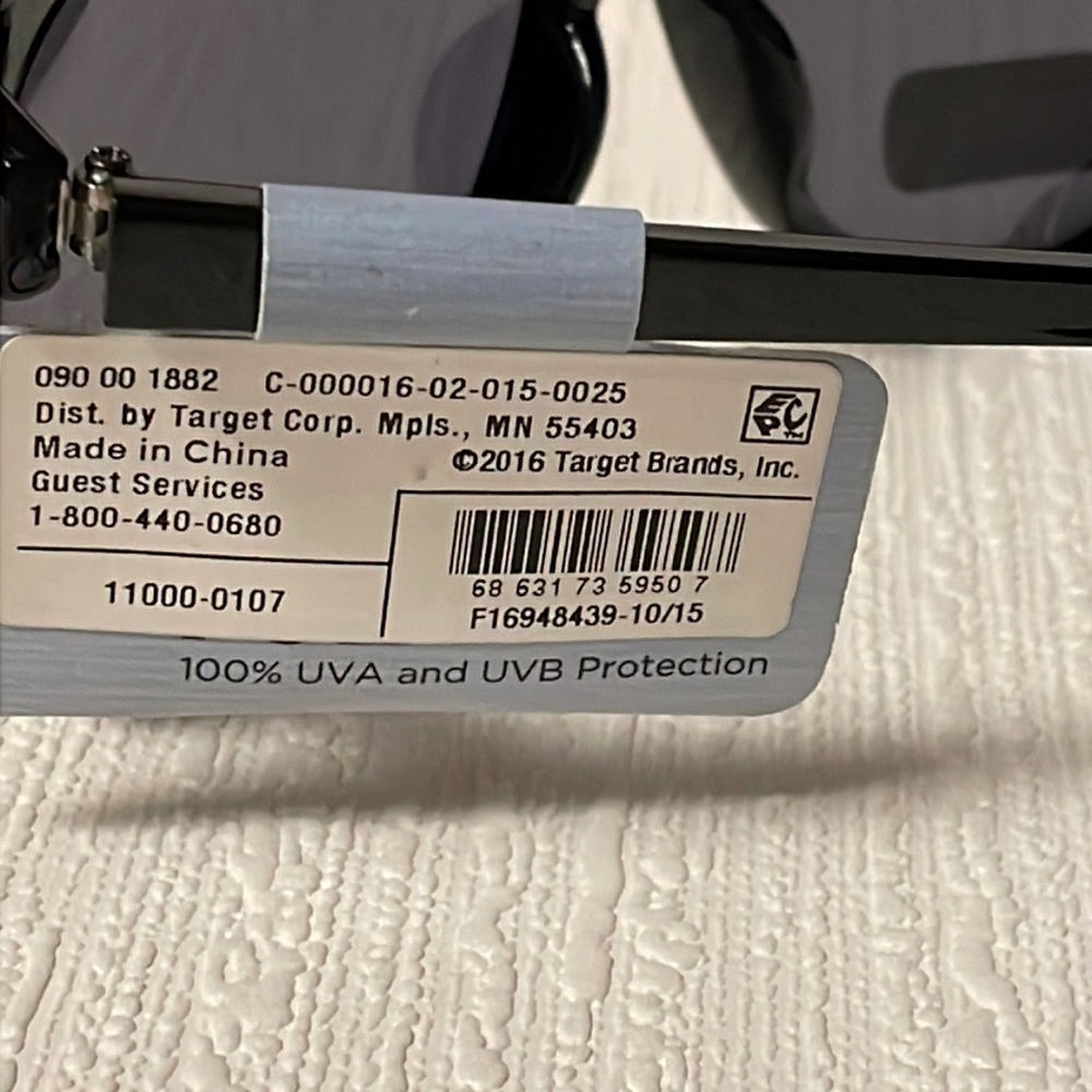 Black Frame Fashion Sunglasses - Picture 2 of 3